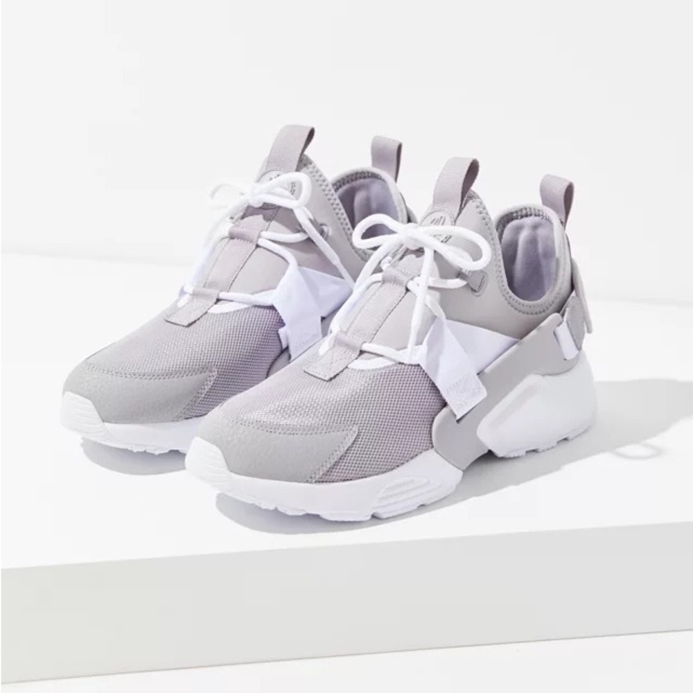 Women’s Nike Huarache City Low grey and white tennis shoes!